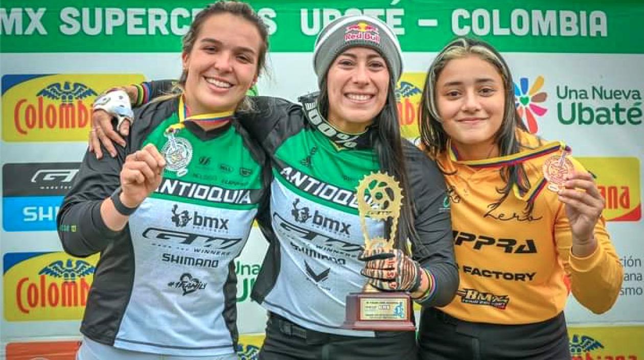 Sharid Fayad compartiendo pódium con Mariana Pajón y Andrea Escobar.