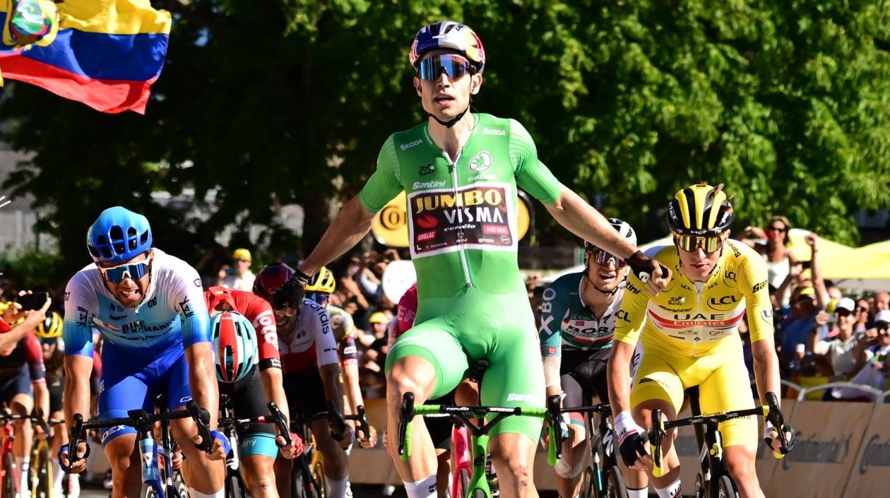 Wout Van Aert se impone en la línea de meta. 