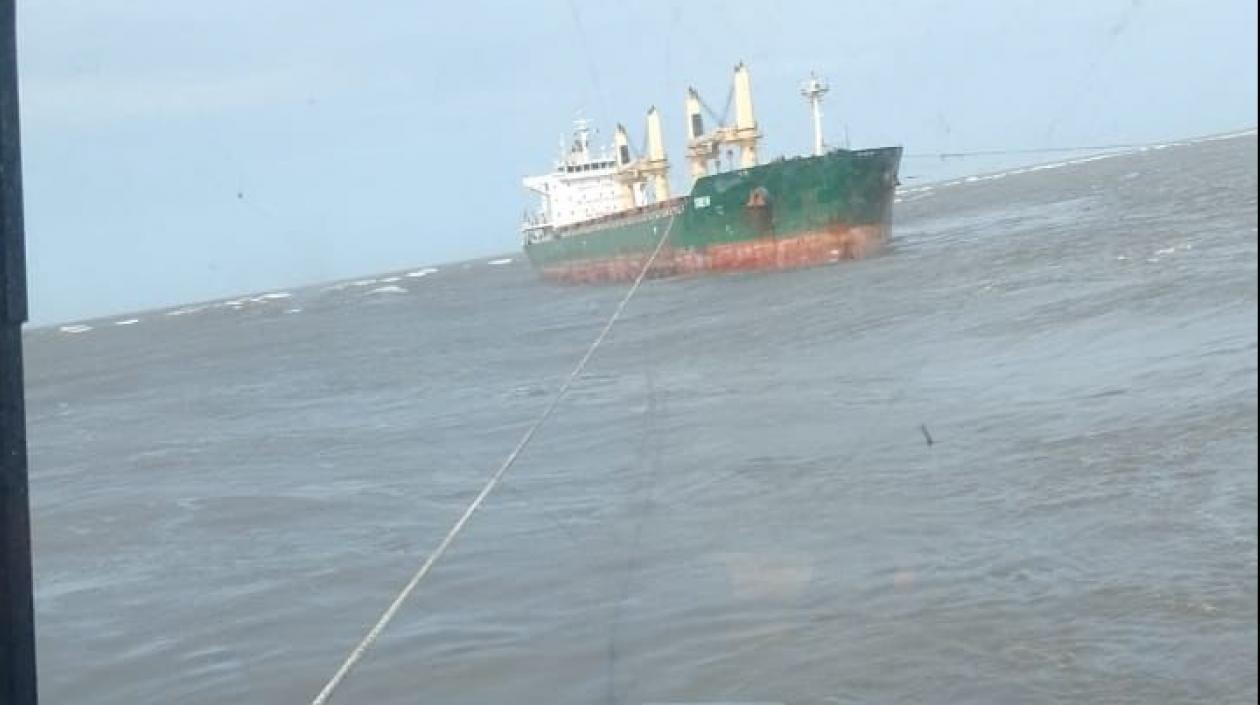 El buque encallado este domingo en Bocas de Ceniza.