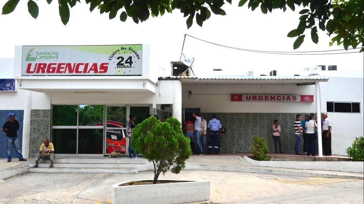 La joven lesionada es atendida en la Clínica Campbell.