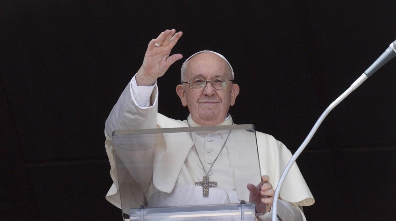 El Papa Francisco dirigiendo la oración del Ángelus.