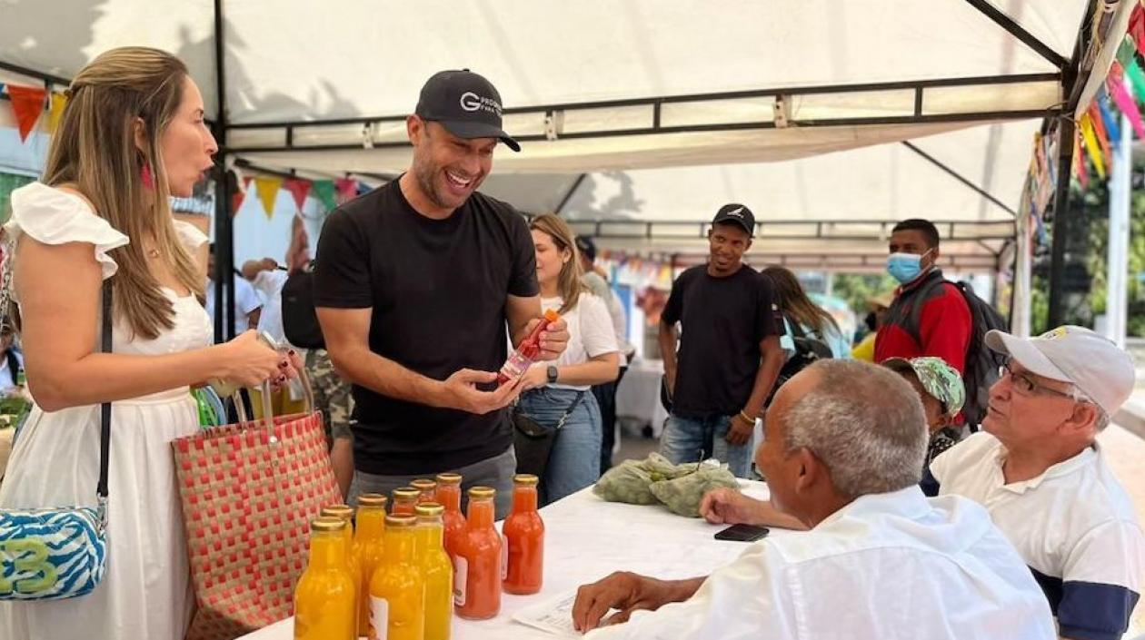 El Alcalde José Fernando Vargas frente a los productos exihibidos por las familias.