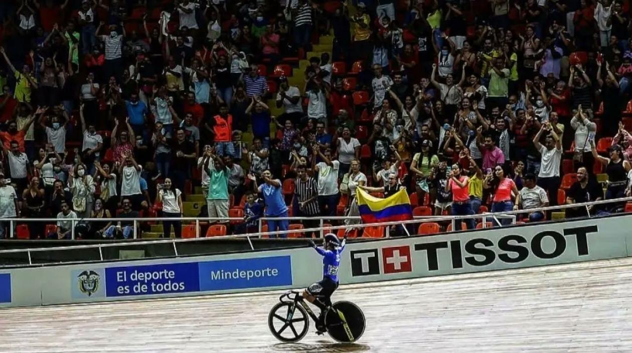 Martha Bayona celebra con los aficionados. 