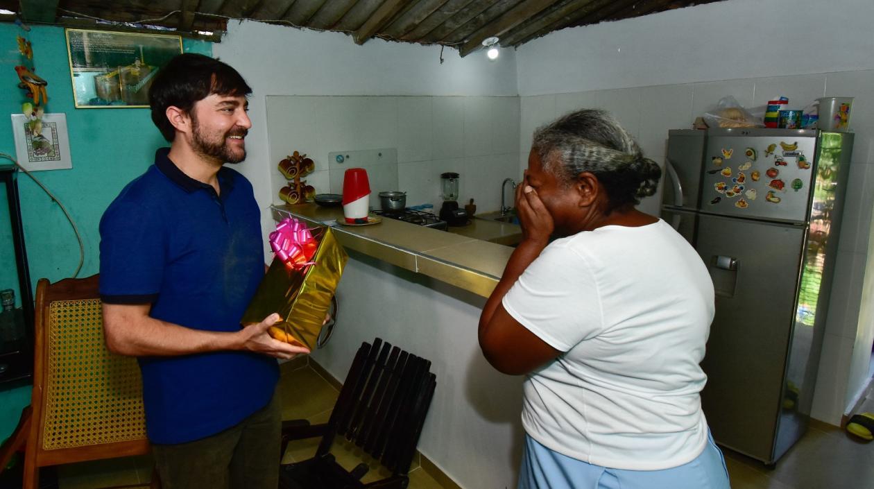 Alcalde Jaime Pumarejo entrega mejoramiento de vivienda. 
