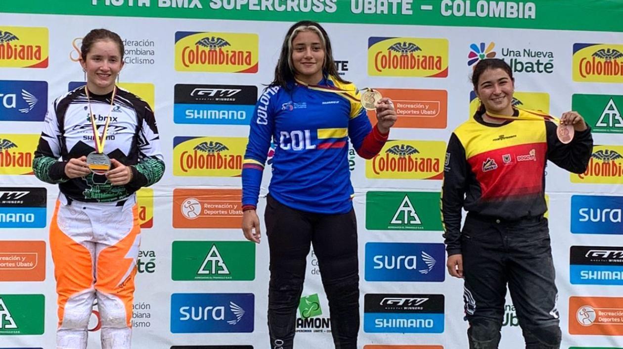 Sharid Fayad en el pódium con Isabella Carranza y Sofía Díaz.