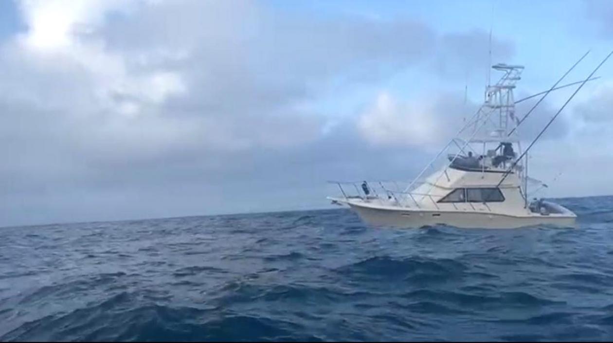 El yate rescatado por la Armada Nacional.