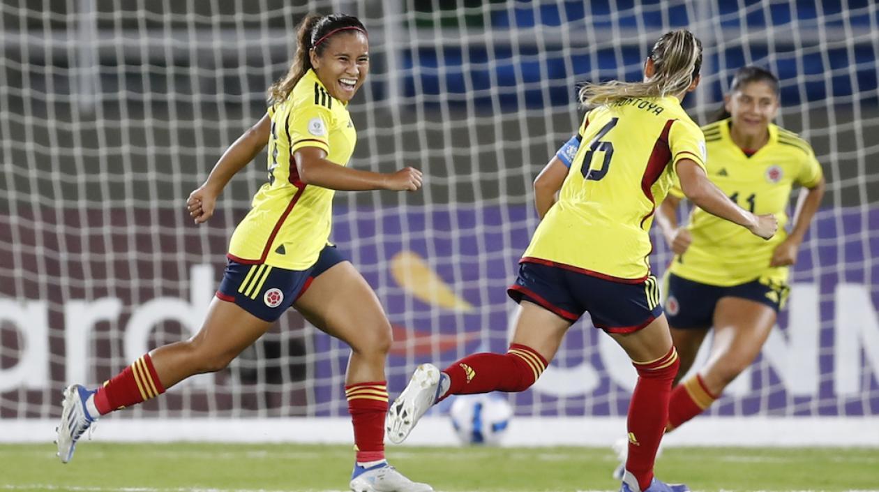 Leicy Santos celebrando un gol con sus compañeras.