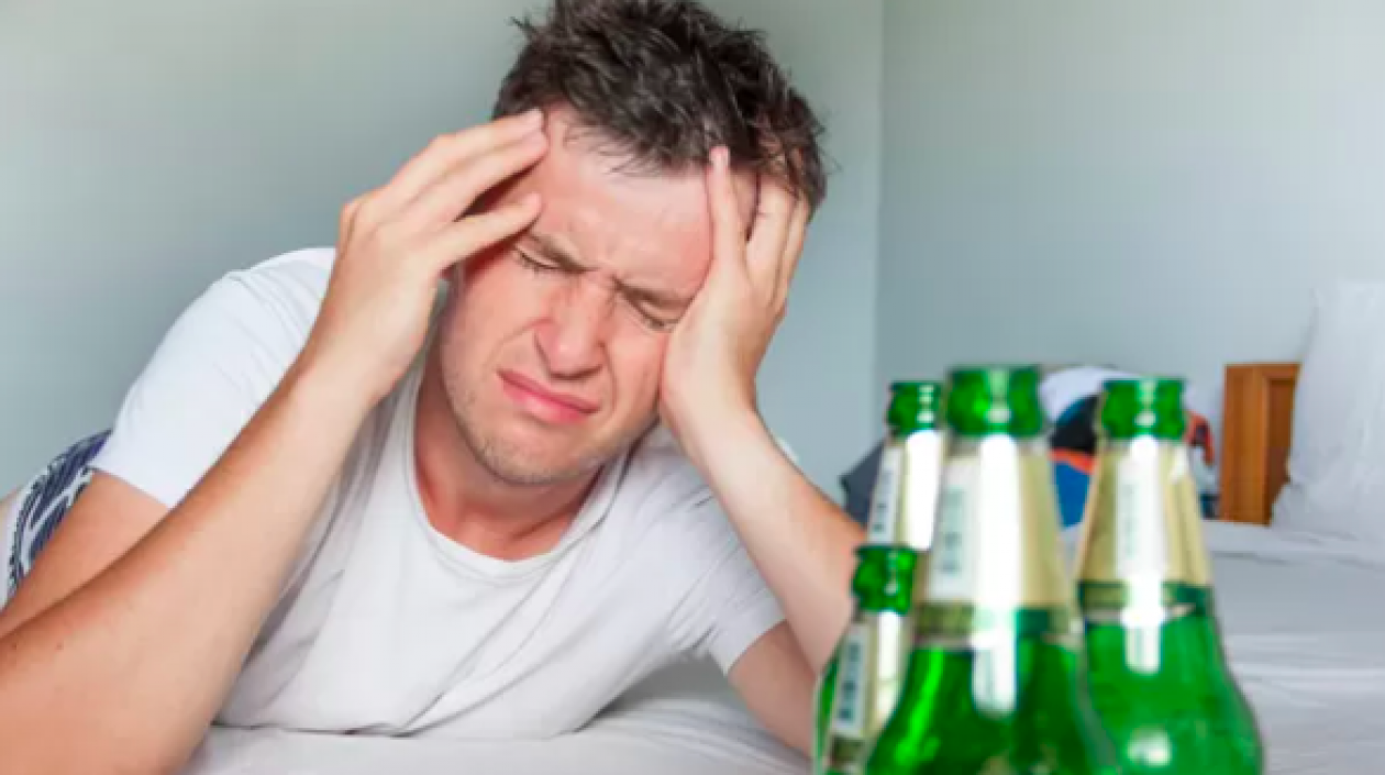 Dolor de cabeza y mareos son algunos de los síntomas del guayabo por alcohol. 