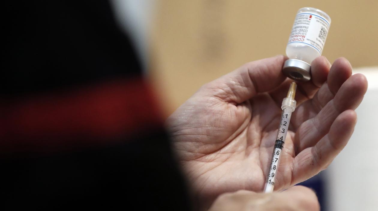 Vista de una dosis de la vacuna contra la covid-19 de Moderna.