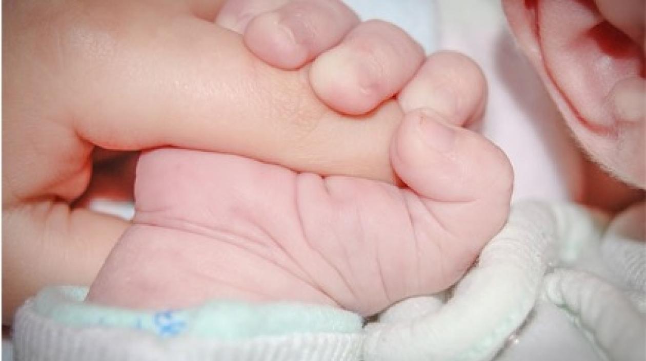 La bebé tiene deterioro en su salud, falta de alimentación y descuido.