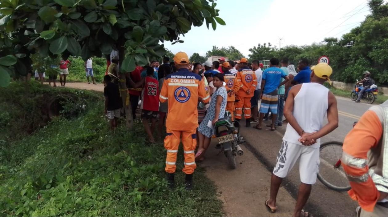 La Defensa Civil hizo presencia en el lugar donde ocurrió el derrumbe. 