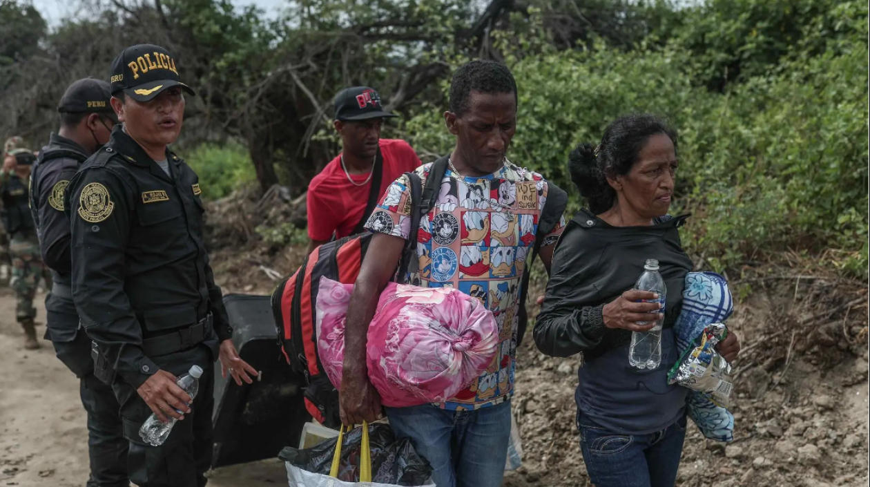 Miembros de la policía de Perú mientras controlan el paso de migrantes venezolanos.