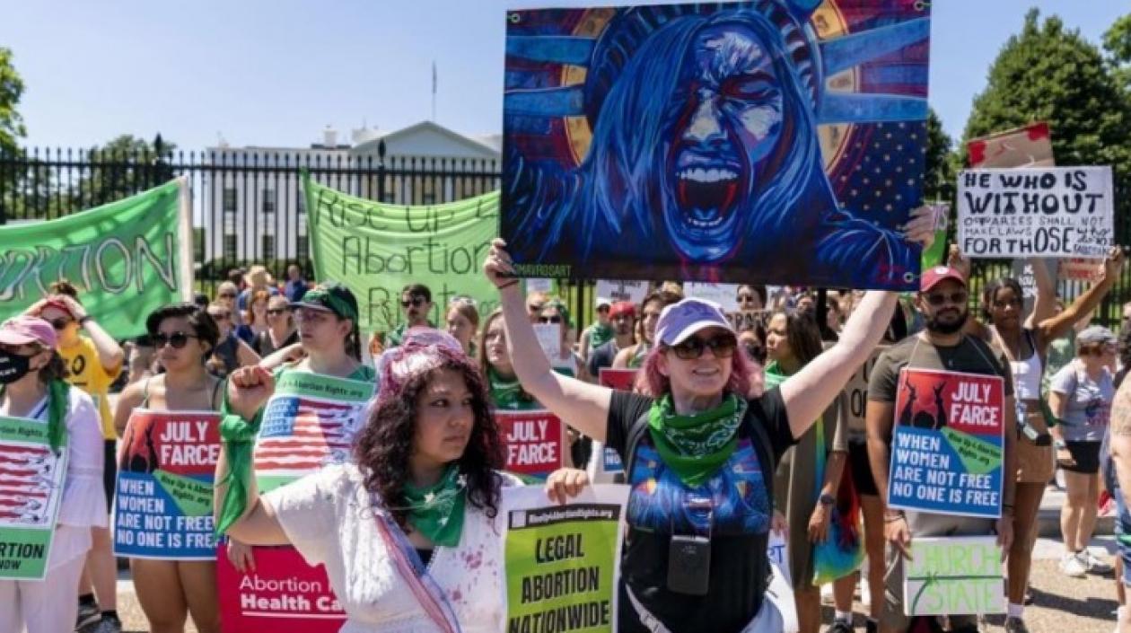 Protestas por la decisión del Tribunal Supremo de revocar la protección legal al aborto. en EE.UU