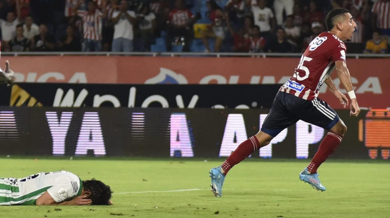 Carlos Esparragoza celebrando el gol ante Nacional.
