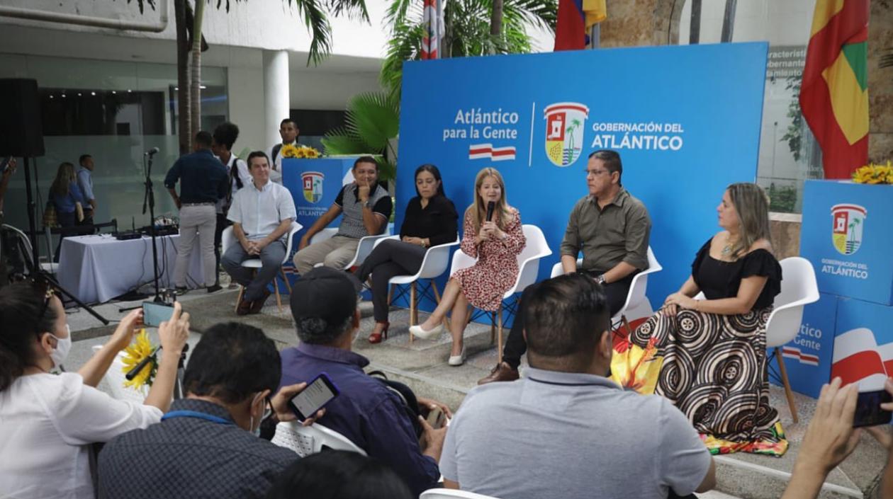 Alcaldes de Usiacurí, Santo Tomás y Sabanalarga en rueda de prensa con la Gobernadora.