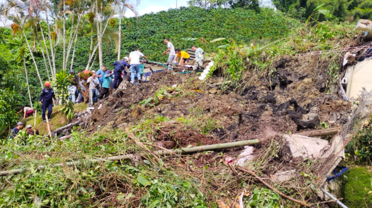 Socorristas caminan sobre la escuela que quedó sepultada por el alud.