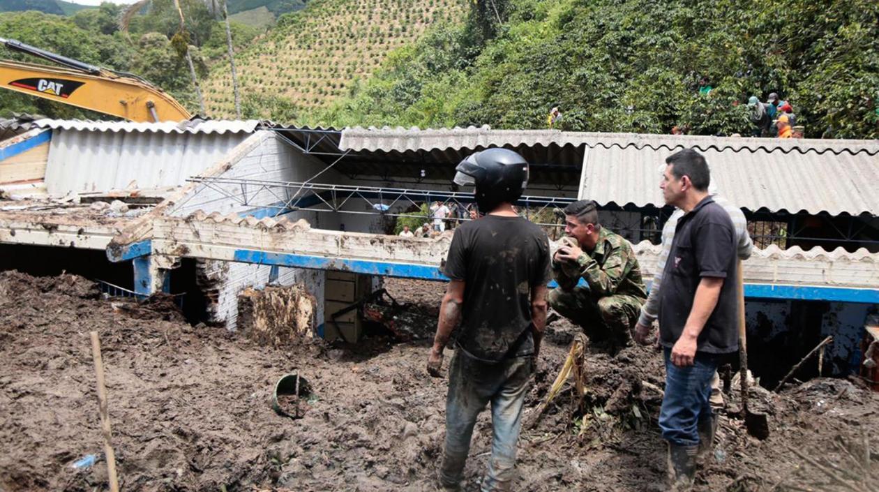 Socorristas tratan de remover el lodo que sepultó la escuela La Lejía en el corregimiento de Tapartó