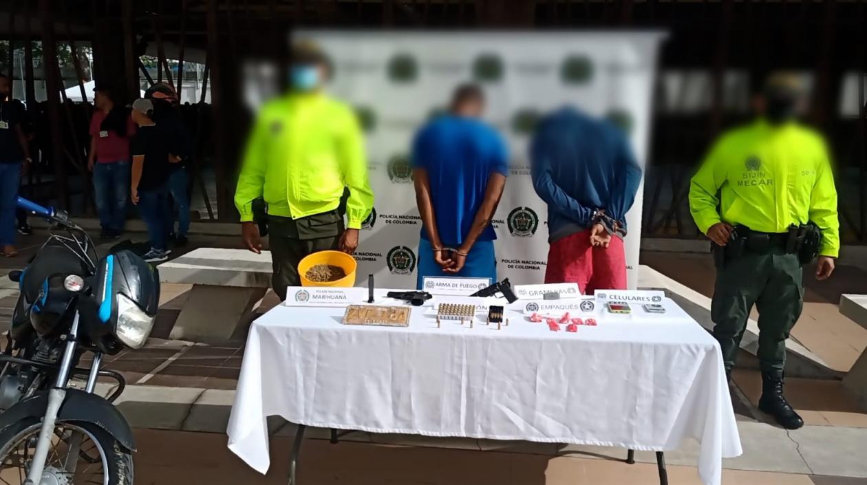 Los capturados y el material incautado.