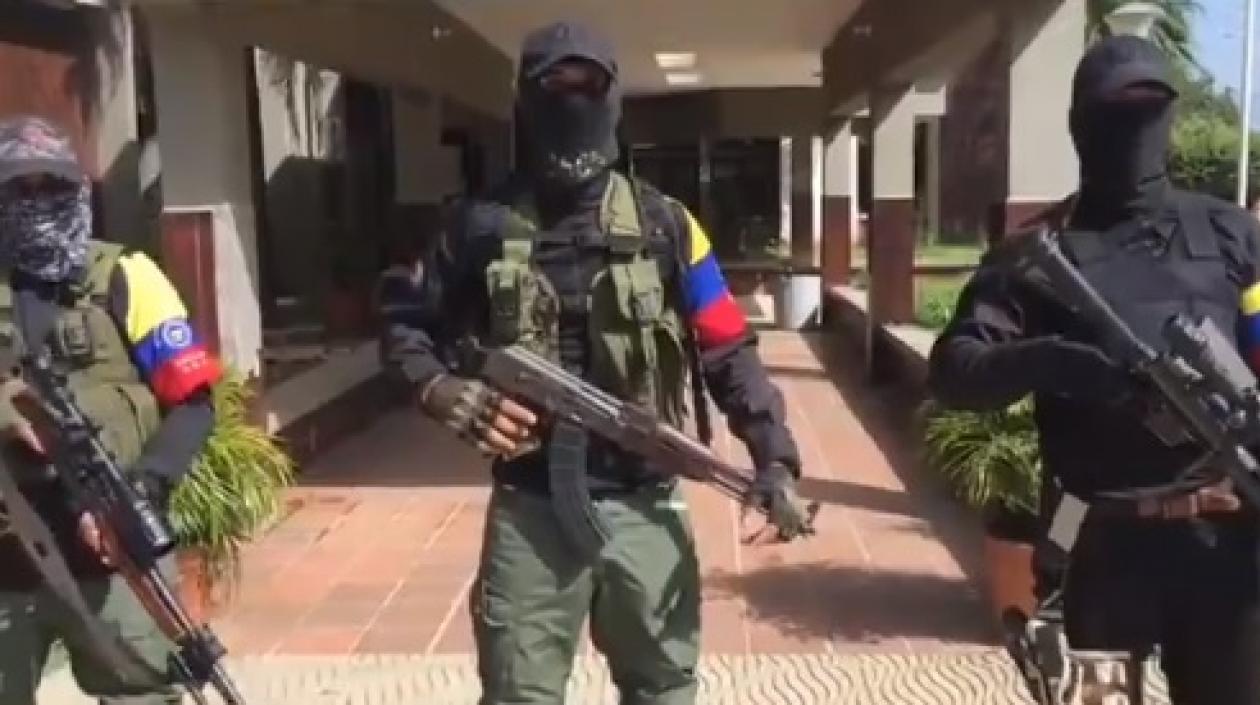 Los encapuchados armados en la puerta de la Alcadia de Tibú.