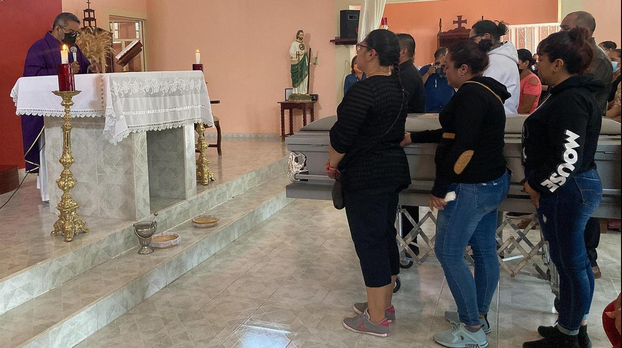 Familiares y amigos asisten a la misa de cuerpo presente de la migrante mexicana María Guadalupe Montero, hoy, en el municipio Valle de Santiago, Guanajuato (México).
