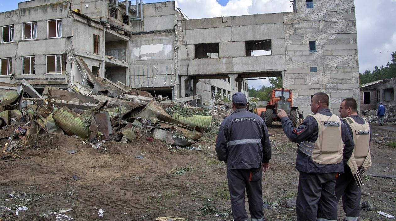 Socorristas observan el estado en que quedaron varios inmuebles en el centro de Ucrania.