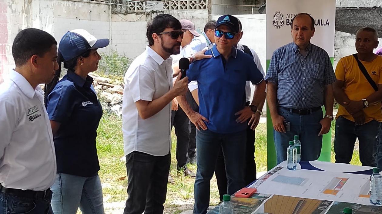 El Alcalde Jaime Pumarejo, colocando la primera piedra del 'Mercado Sredni'. 