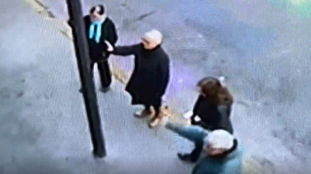 Grupo religioso frente al bar gay. 