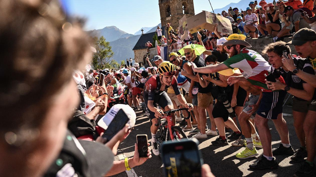 Thomas Pidcock durante la escalada al Alpe D'Huez. 