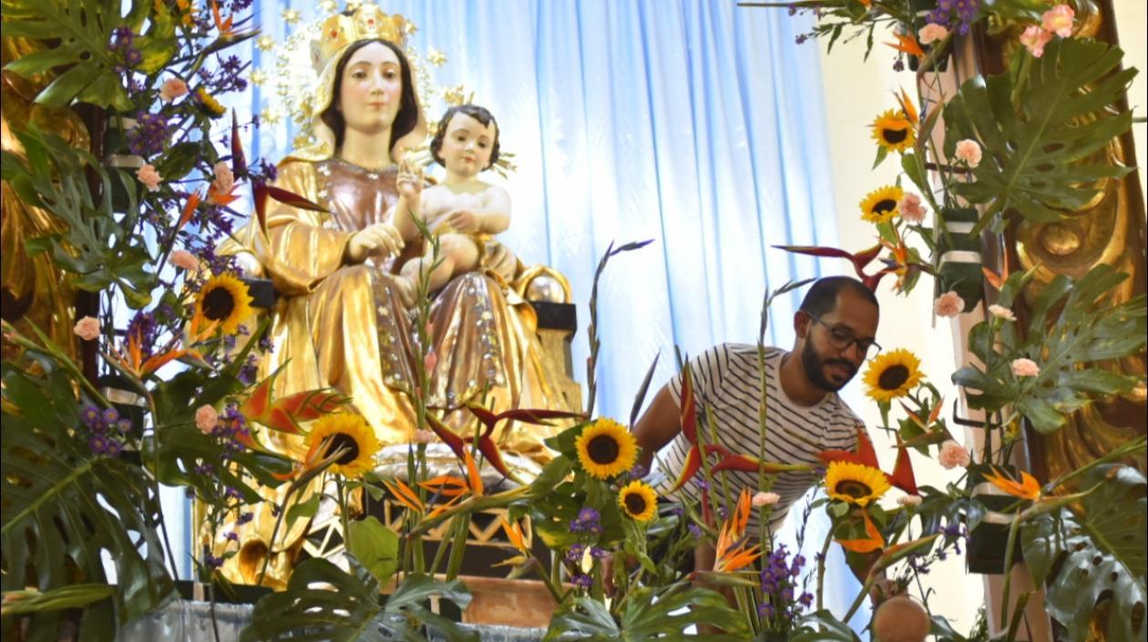 Alberto Galindo es uno de los encargados de la decoración en honor de la Virgen del Carmen.