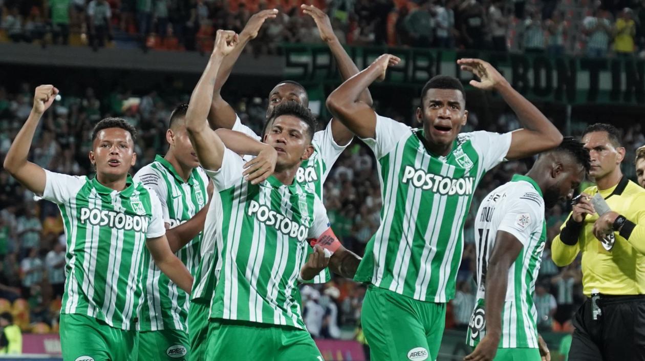 Jugadores de Nacional celebran un gol. 