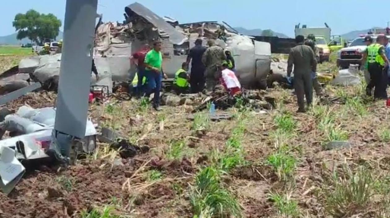 Personal de la Marina auxilia a los ocupantes de helicóptero tras accidentarse.