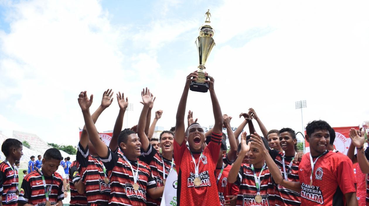 Uno de los campeones del torneo de fútbol a un toque. 