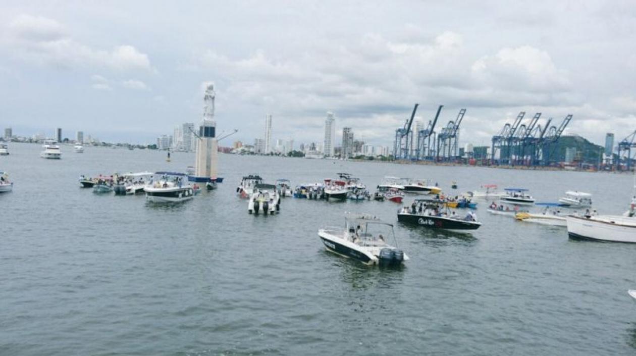 Varias embarcaciones en la Bahía de Cartagena. Al fondo el monumento de la Virgen del Carmen.