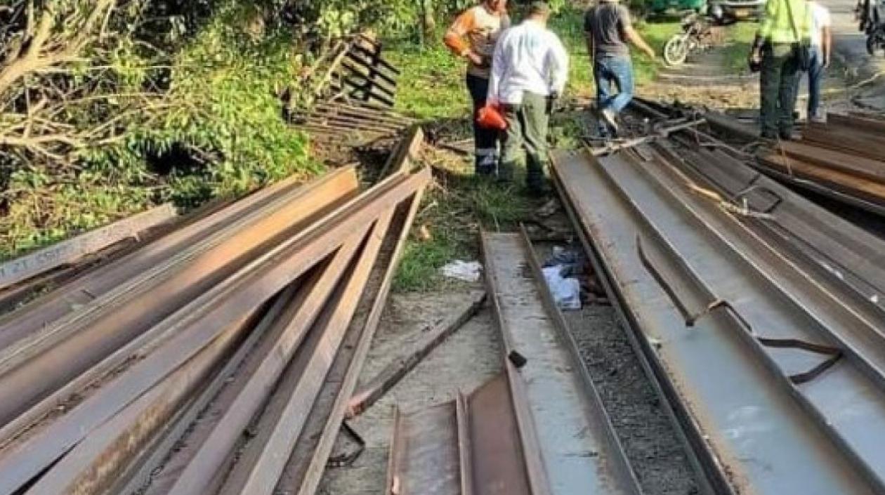 Parte de la tractomula quedó regado en el lugar del accidente. 