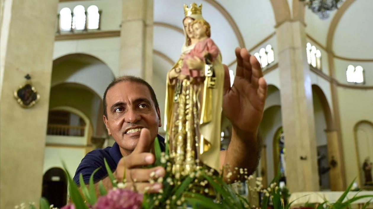 La feligresía se dispone a la celebración.