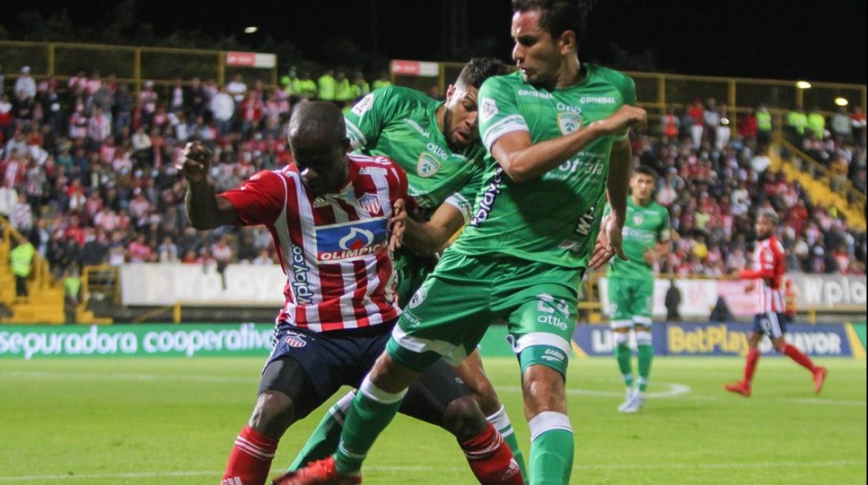 Carmelo Valencia en acción del partido. 