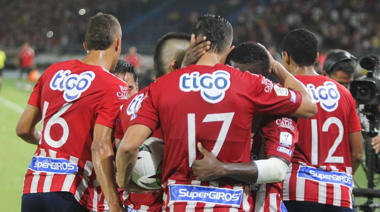 Jugadores de Junior celebran un gol. 