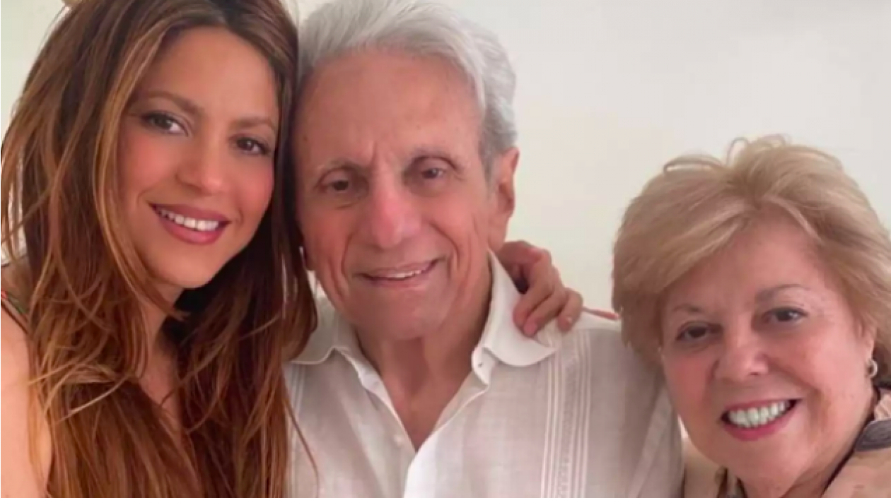 Shakira junto a sus papás William Mebarak y Nidia Ripoll.