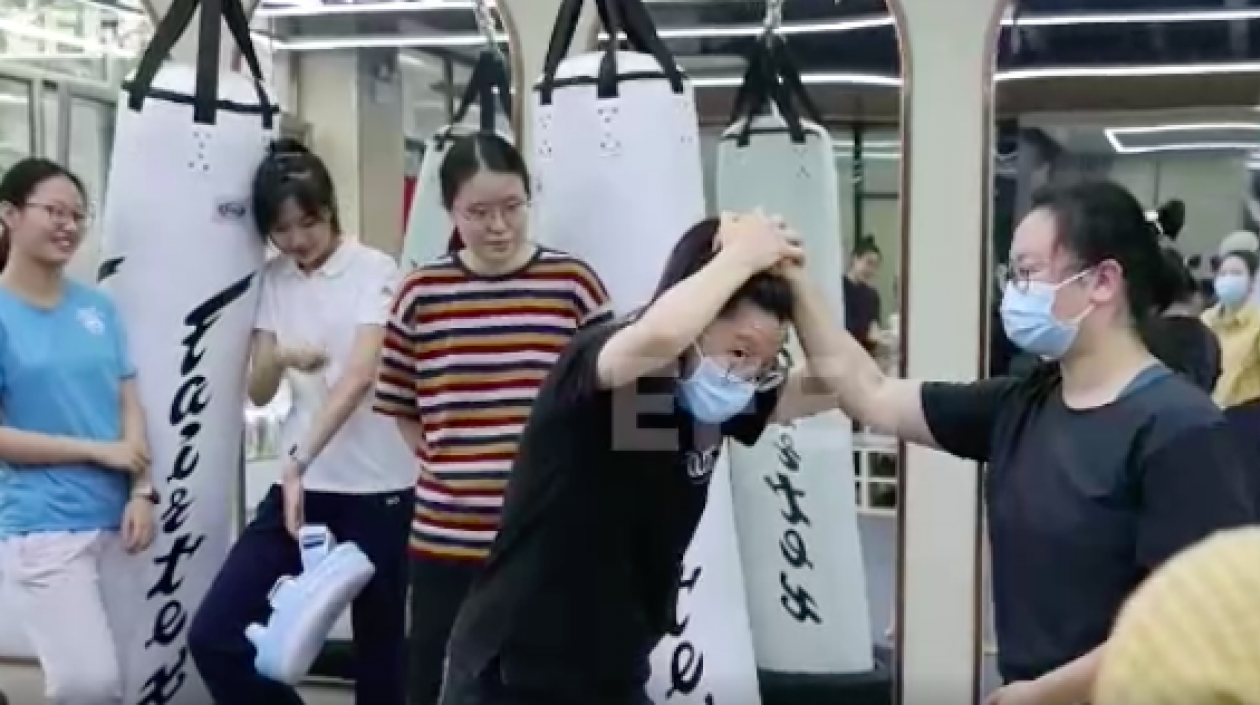Mujeres chinas reciben clases de defensa personal.