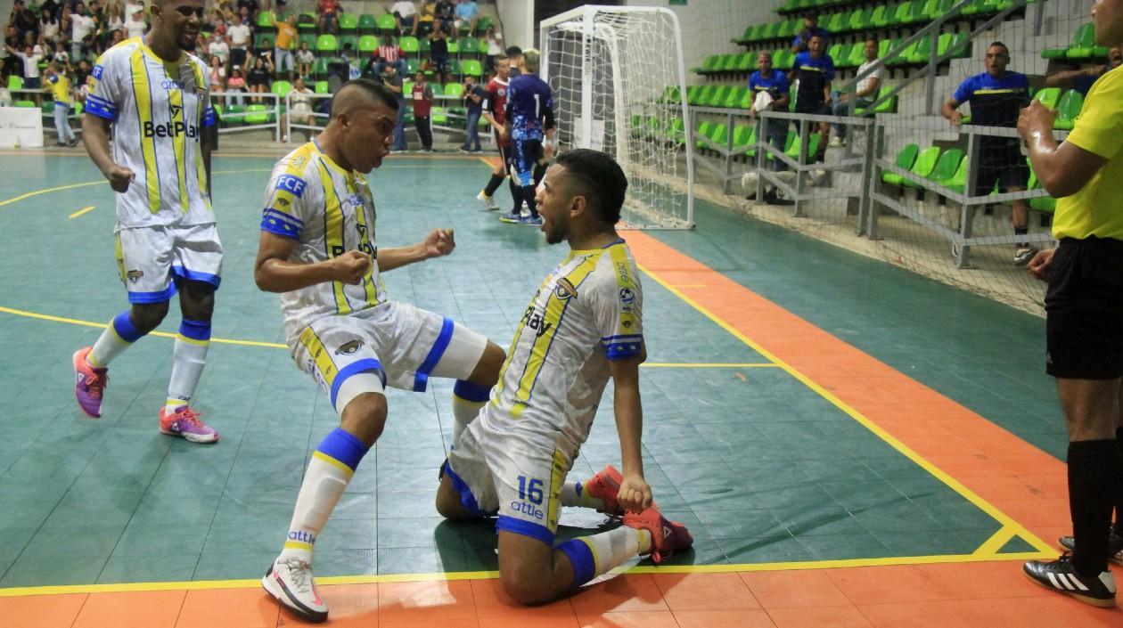 José Sabalza celebra el tercer gol. 