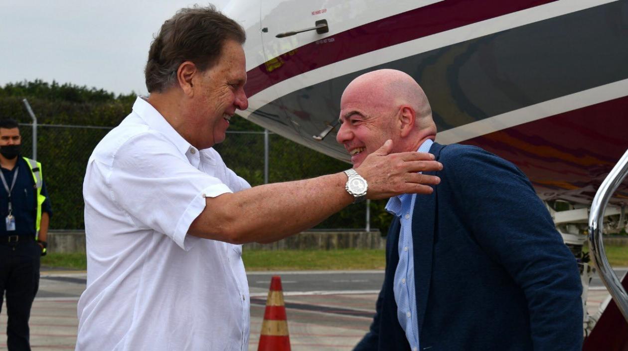 Ramón Jesurún, presidente de la Federación Colombiana de Fútbol, recibe a Gianni Infantino, presidente de la FIFA. 