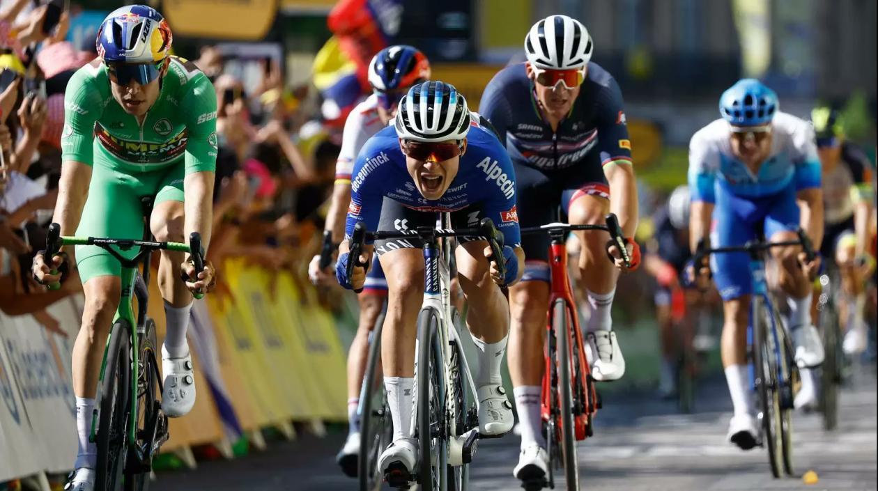 Jasper Phillipsen se impone en la línea de meta. 