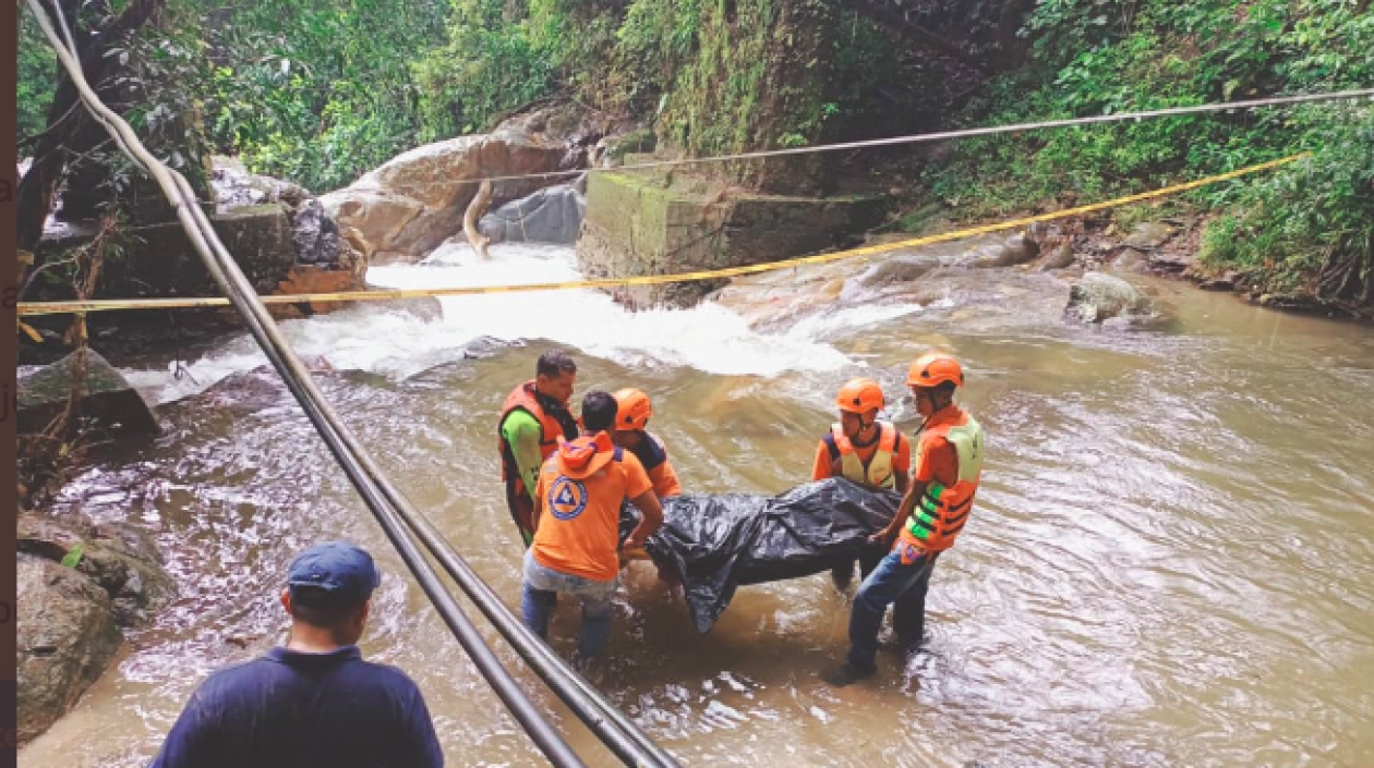 Personal de la Defensa Civil del Magdalena luego de rescatar el cuerpo de Deyvis Antonio Caraballo Otero.