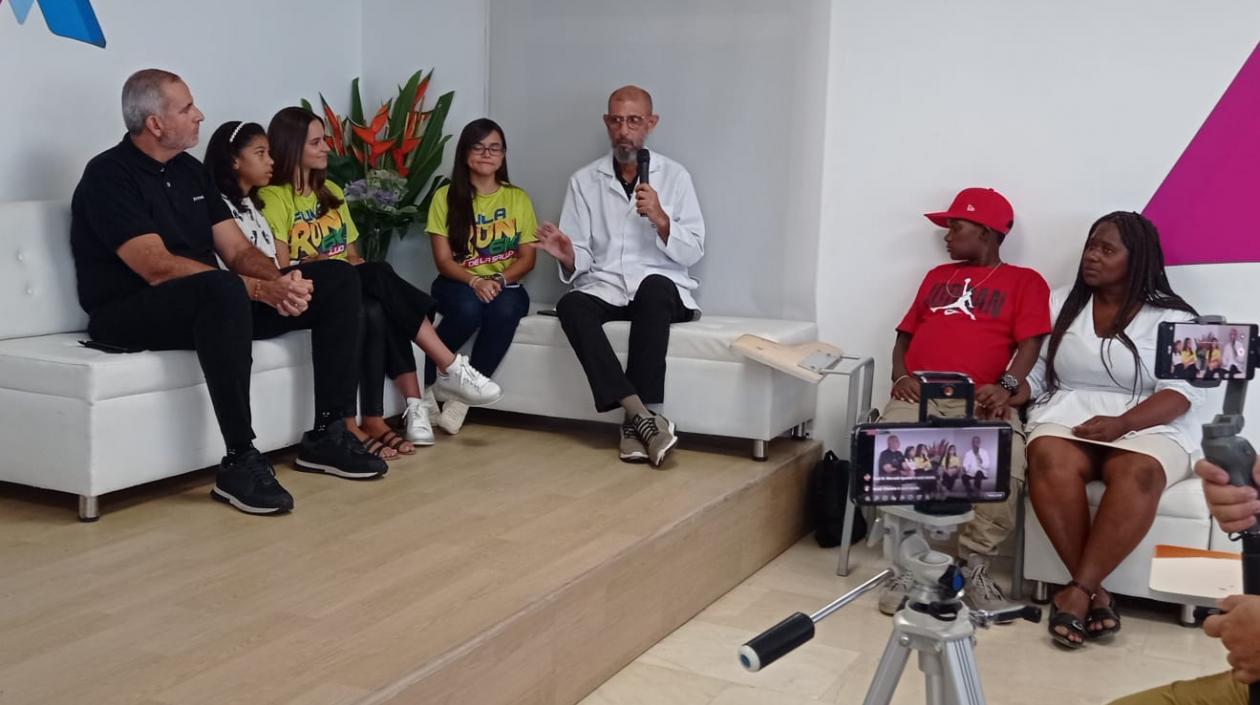 Lanzamiento de la carrera, a favor de Oriana Gómez y Daniel Pérez. 