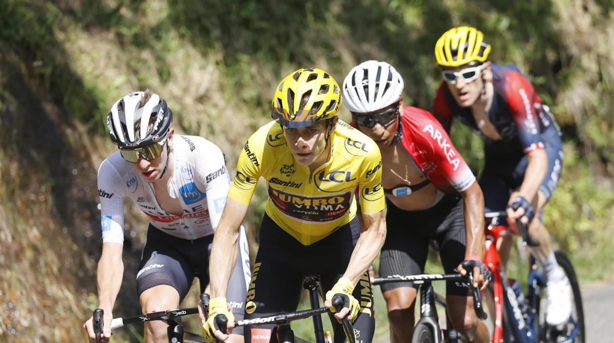 Nairo Quintana a la espalda del danés Jonas Vingegaard y el esloveno Tadej Pogacar.