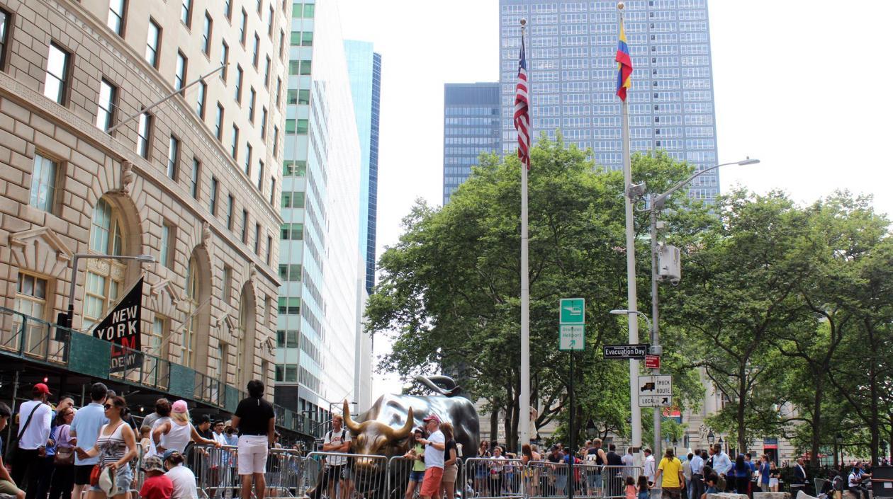 Izada de bandera de Colombia al lado de la de EE.UU.