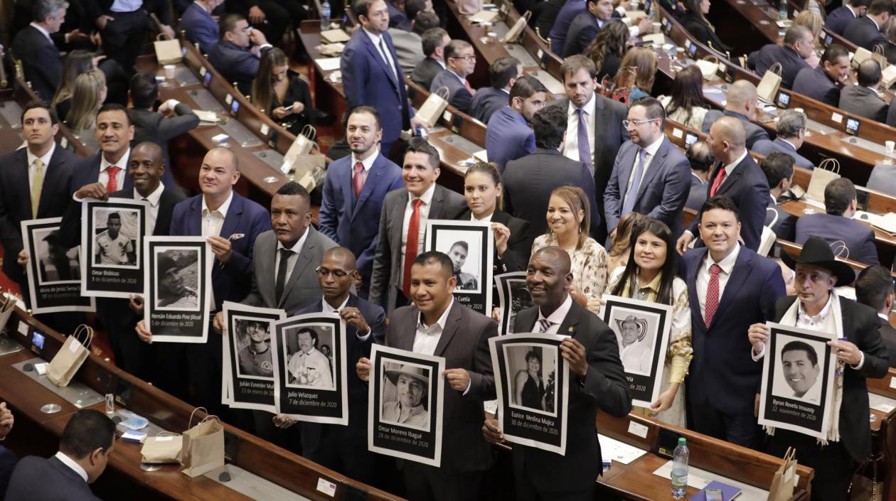 Los congresistas del Pacto Histórico enseñan las imágenes.