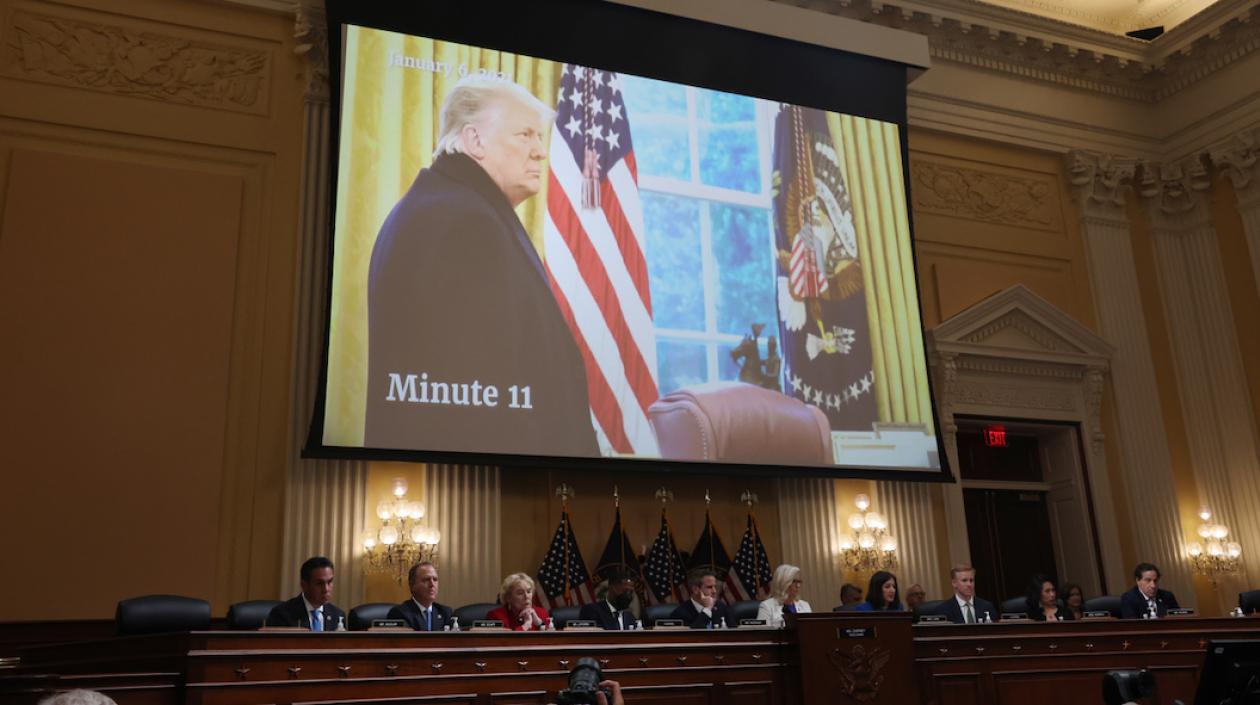Imagen presentada hoy de Donald Trump presenciando el asalto al Capitolio