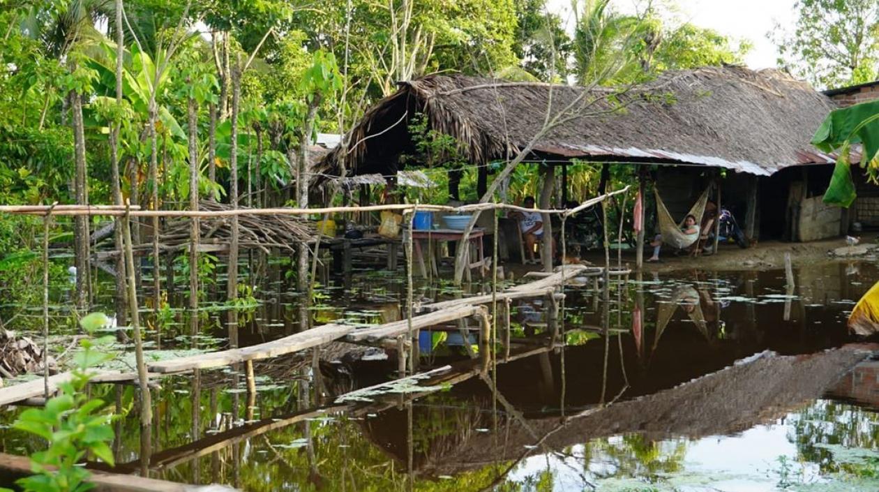 Así permanecen entre las aguas desbordadas de los rios los habitantes de La Mojana.