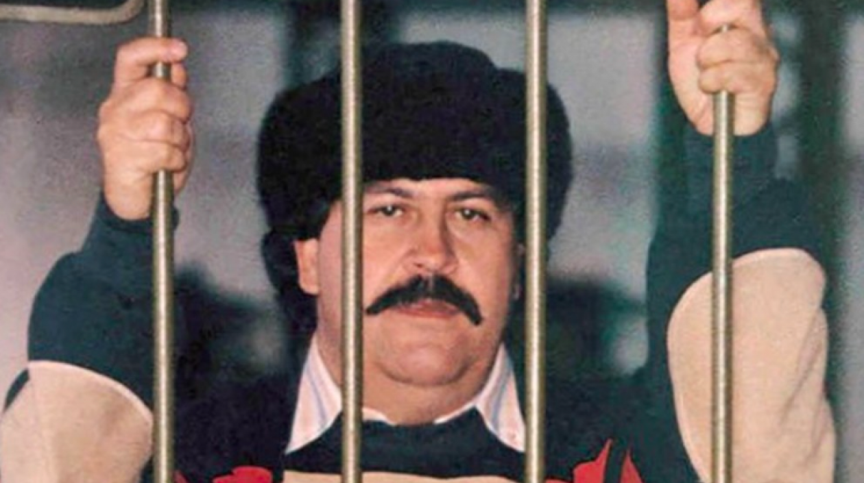 Pablo Escobar en la cárcel de máxima seguridad.